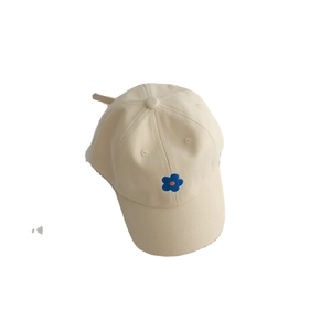 Casquette beige pour enfants avec broderie fleur bleue et sangle ajustable