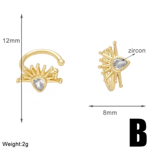 Vue détaillée de la manchette d'oreille plaquée or 18k avec zircon et mesures du produit