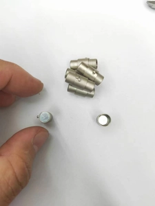 Détail macro du fermoir magnétique argenté montrant la structure pour bijoux DIY