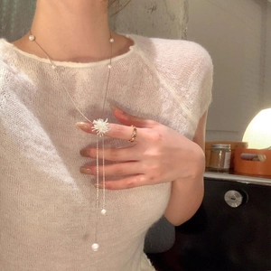 Collier élégant perles avec pendentif feu d'artifice et bague vague sur mannequin