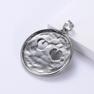 Détail du pendentif Arbre de Vie Viking argenté avec une texture de surface martelée unique