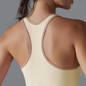 Détail du haut de yoga dos nageur avec texture côtelée et bordure contrastée beige crème