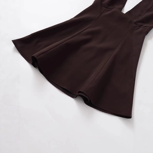 Robe dos nu marron foncé à épaules dénudées avec texture de tissu tissé de qualité