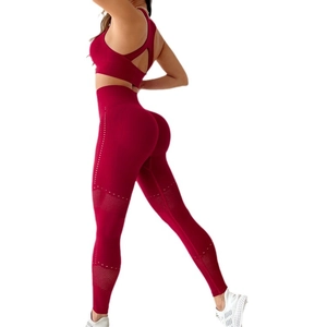 Ensemble de yoga bordeaux deux pièces avec brassière push-up et legging ajouré taille haute