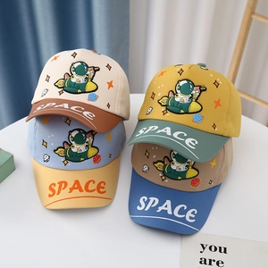 Vue détaillée de quatre casquettes astronaute bicolores avec broderie spatiale en 3D