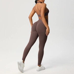 Vista posteriore di un set yoga marrone con leggings a vita alta e dettaglio arricciato