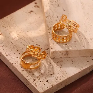 Dettaglio del set di anelli in acciaio al titanio placcati oro 18k con cuori e trame