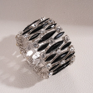 Dettaglio del bracciale elastico con pietre marquise nere e strass bianchi luccicanti
