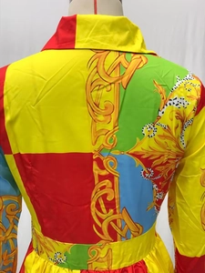 Vista trasera detallada de un vestido estampado barroco con diseño de cuello camisero