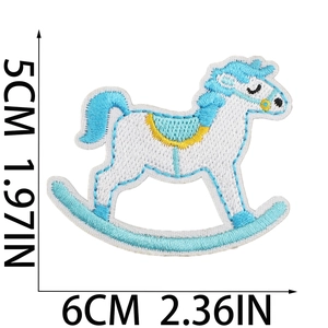 Dettaglio toppa ricamata a cavallo a dondolo con dimensioni altezza 5 cm e larghezza 6 cm