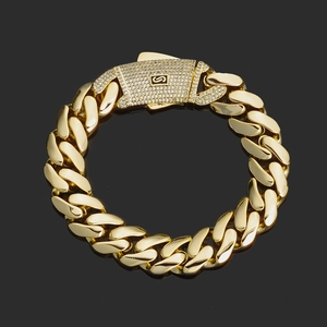 Dettaglio del bracciale a catena cubana in oro 14K con fibbia a pressione con diamanti