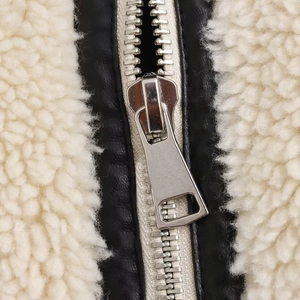 Veste en polaire avec détails en cuir et fermeture éclair en métal argenté