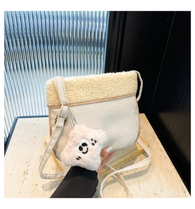 Sac bandoulière en polaire crème et toile avec couture brune et charm ours rose doux