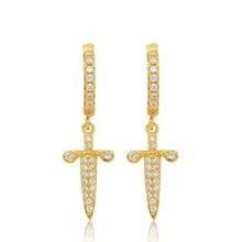 Détails macro des boucles d'oreilles poignard dorées avec micro-pavé de zircons