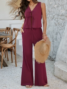 Détail de la texture en lin bordeaux de l'ensemble haut sans manches à nouer et pantalon large