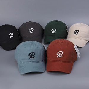 Detalle de gorras de béisbol de algodón con la letra R bordada en varios colores