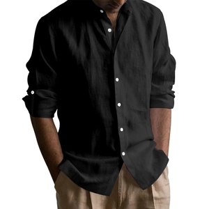Détail de la chemise en lin et coton noir montrant la texture du tissu et les boutons blancs