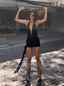 Robe noire dos nu à décolleté en V plongeant avec boucle décorative style urbain