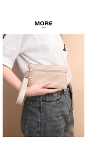 Detail der beige geflochtenen Clutch mit Doppel-Reißverschluss und abnehmbarer Handschlaufe