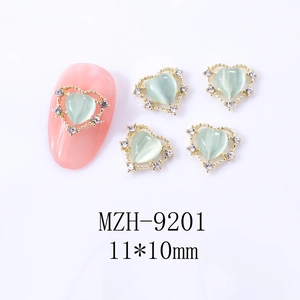 Détail de bijoux d'ongles en forme de cœur œil de chat avec cadre doré évidé, 11x10 mm