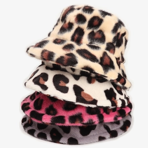 Pile verticale di cappelli alla pescatora in peluche leopardato beige, rosa e grigio