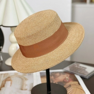 Detail der flachen Strohhut-Webung mit braunem Band auf einem Vintage-Hutständer