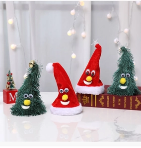 Détail de chapeaux sapin de Noël animés et bonnets de Noël en peluche pour fêtes festives