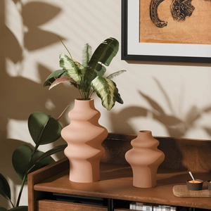 Vasi geometrici ondulati in terracotta opaca per una decorazione domestica moderna