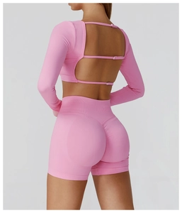 Détail du haut de yoga rose à manches longues avec dos ouvert et boucle métallique