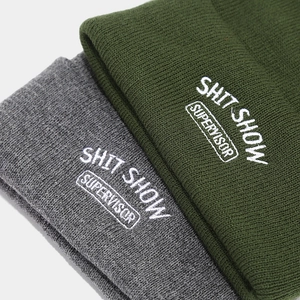 Berretti in maglia acrilica verde militare e grigio con ricamo bianco SHIT SHOW
