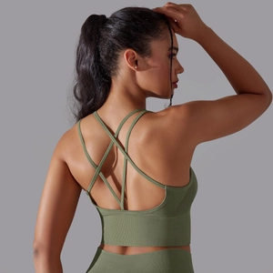 Gros plan d'une brassière de sport vert herbe avec bretelles croisées et tissu côtelé