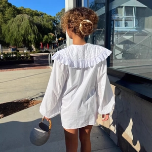 Weiße Langarm-Minikleid mit großem Rüschenkragen und Hohlstickerei für einen süßen Stil