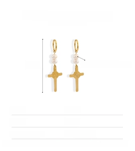Vue détaillée de longues boucles d'oreilles croix avec perles et dimensions 74mm