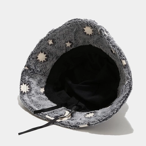Cappello bucket in peluche grigio con stelle bianche, fodera nera e laccio regolabile
