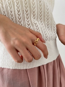 Gros plan sur la bague croissant torsadée dorée pour femme au style vintage
