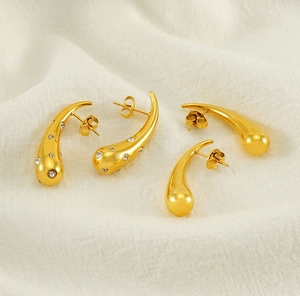 Dettaglio degli orecchini a goccia placcati in oro con finiture lucide e cristalli incastonati