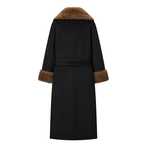 Vista dettaglio retro cappotto lungo nero con collo e polsini in pelliccia marrone