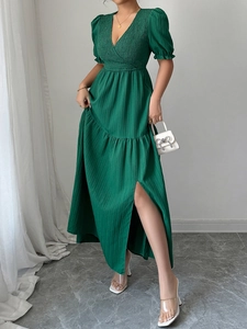 Robe longue verte élégante à manches courtes avec texture plissée et fente latérale