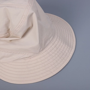 Casquette légère en nylon blanc cassé avec bord souple et design pliable respirant