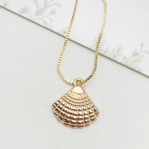 Adjustable 14k gold-plated box chain necklace with a polished shell-shaped pendant