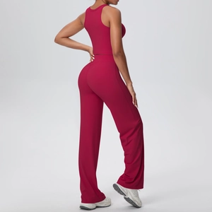 Dettaglio del retro di un set yoga rosso scuro con pantaloni larghi e reggiseno sportivo