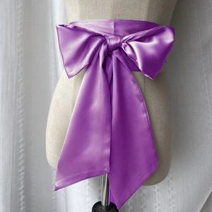 Vue détaillée de la ceinture de taille en satin violet avec un grand nœud décoratif