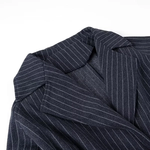 Dettaglio del bavero del cappotto in lana grigio antracite gessato con trama fine