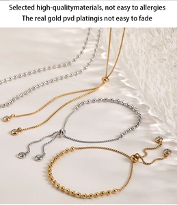 Detailansicht goldener und silberner Perlen-Schmucksets mit funkelnden Zirkonsteinen