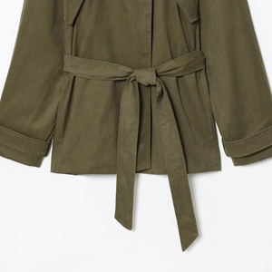 Trench-coat vert olive à la mode avec une ceinture élégante et une texture de tissu lisse