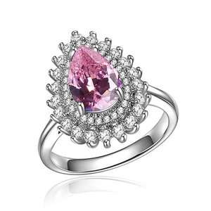 Dettaglio anello in argento a goccia con grande zircone rosa e doppia corona di diamanti