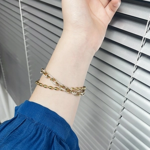 Bracelet double rang avec émail kaki et perles dorées en acier au titane