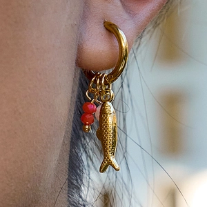 Eleganter 18K vergoldeter Fisch-Anhänger Ohrring mit rosa Perlen an einem Modell