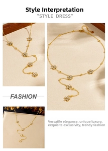 Détail du collier en Y plaqué or 18 carats avec cinq fleurs en cristal et chaîne à glands