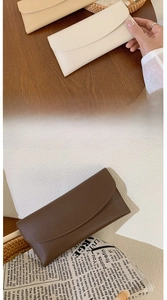 Detailansicht beige und dunkelbraune PU-Leder Clutches mit sauberen Nähten
